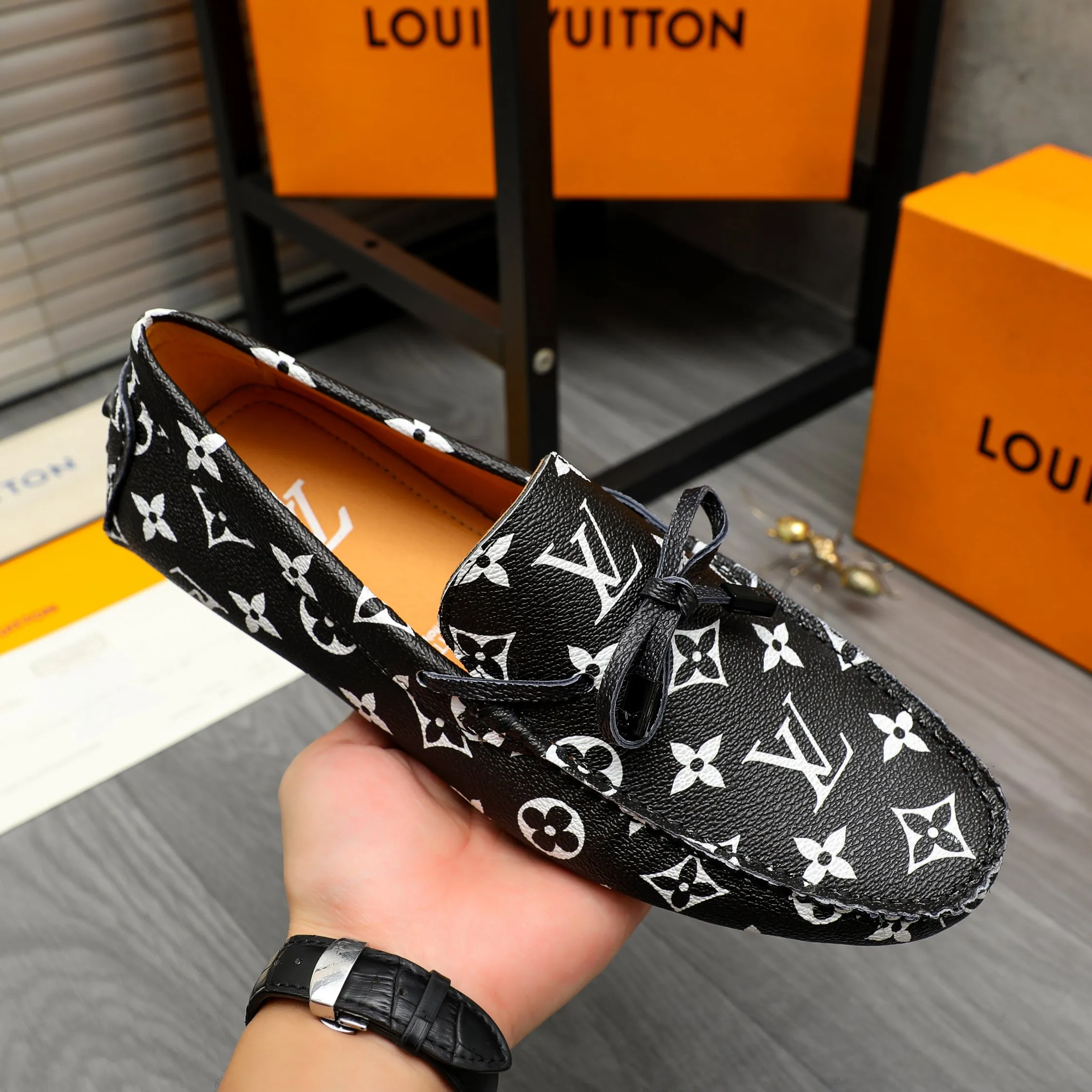 Men's shoes💰380 Product trademark: LV "Louis Vuitton" casual beanie shoes Regular size: 38-45 (45 is custom-made and non-returnable) Product materials: Selected printed cowhide upper, pigskin lining, rubber bean outsole